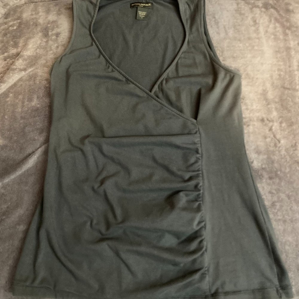 Banana Republic Sleeveless V Neck Top Size Medium Gray